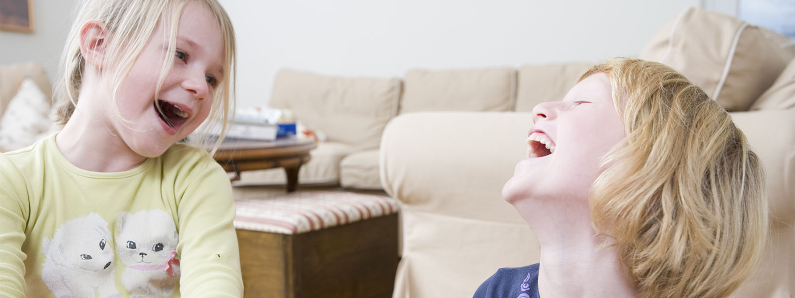 kaksi tyttöä nauraa